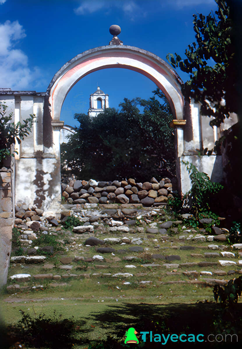 Entrada a la iglesia de Tlayecac en 1951. Dentro del arco se ve la torre de la campana y el árbol de la entrada.