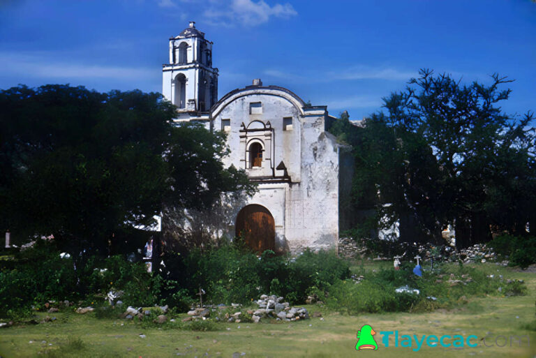 Vista frontal de la iglesia de Tlayecac. El panteón frente a la entrada de la iglesia.